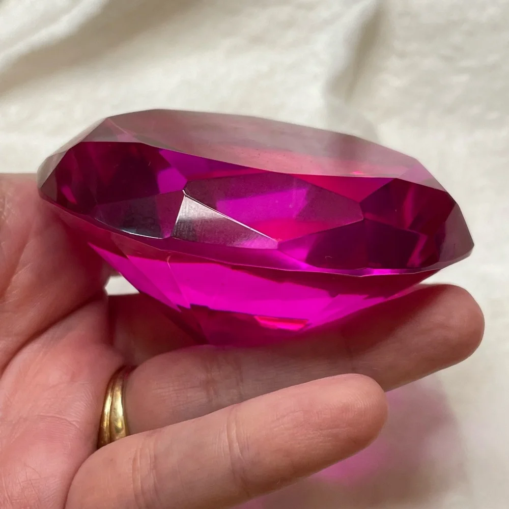 Large fuchsia hot pink diamond shaped crystal paperweight - Picture 5 of 5